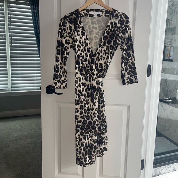 Diane Von Furstenberg DvF New Julian Cream Black Leopard Print Wrap Dress Sz 2 - Picture 2 of 12